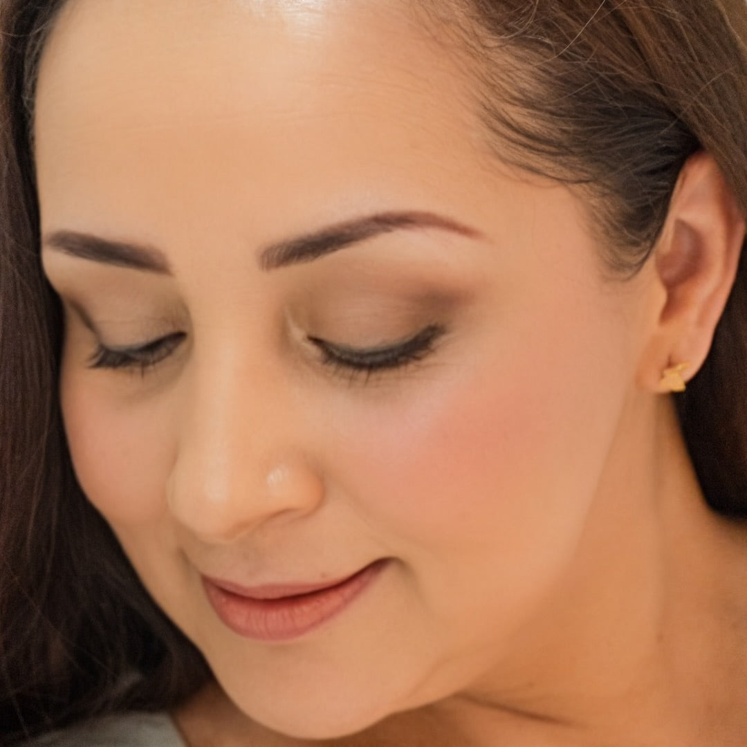 Woman wearing Demure Eye Colors Pink Copper, Gold Shimmer & Brown Liner.